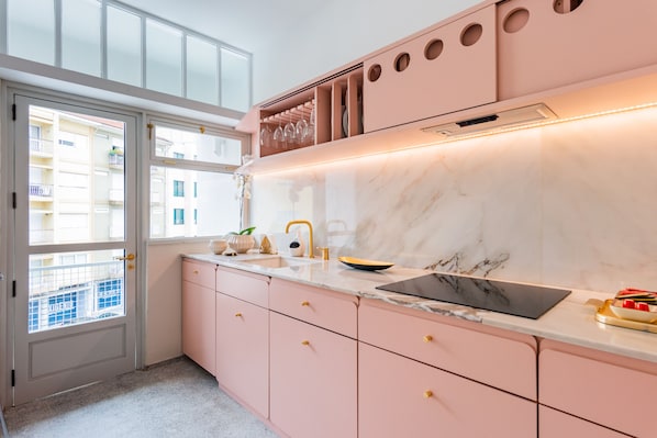 Fridge, microwave, stovetop, dishwasher