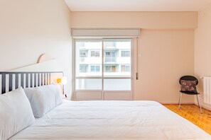 4 bedrooms, iron/ironing board, internet, bed sheets