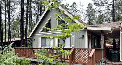 Moon Creek, A lovely Cabin that is located in the Pinetop Country Club Community