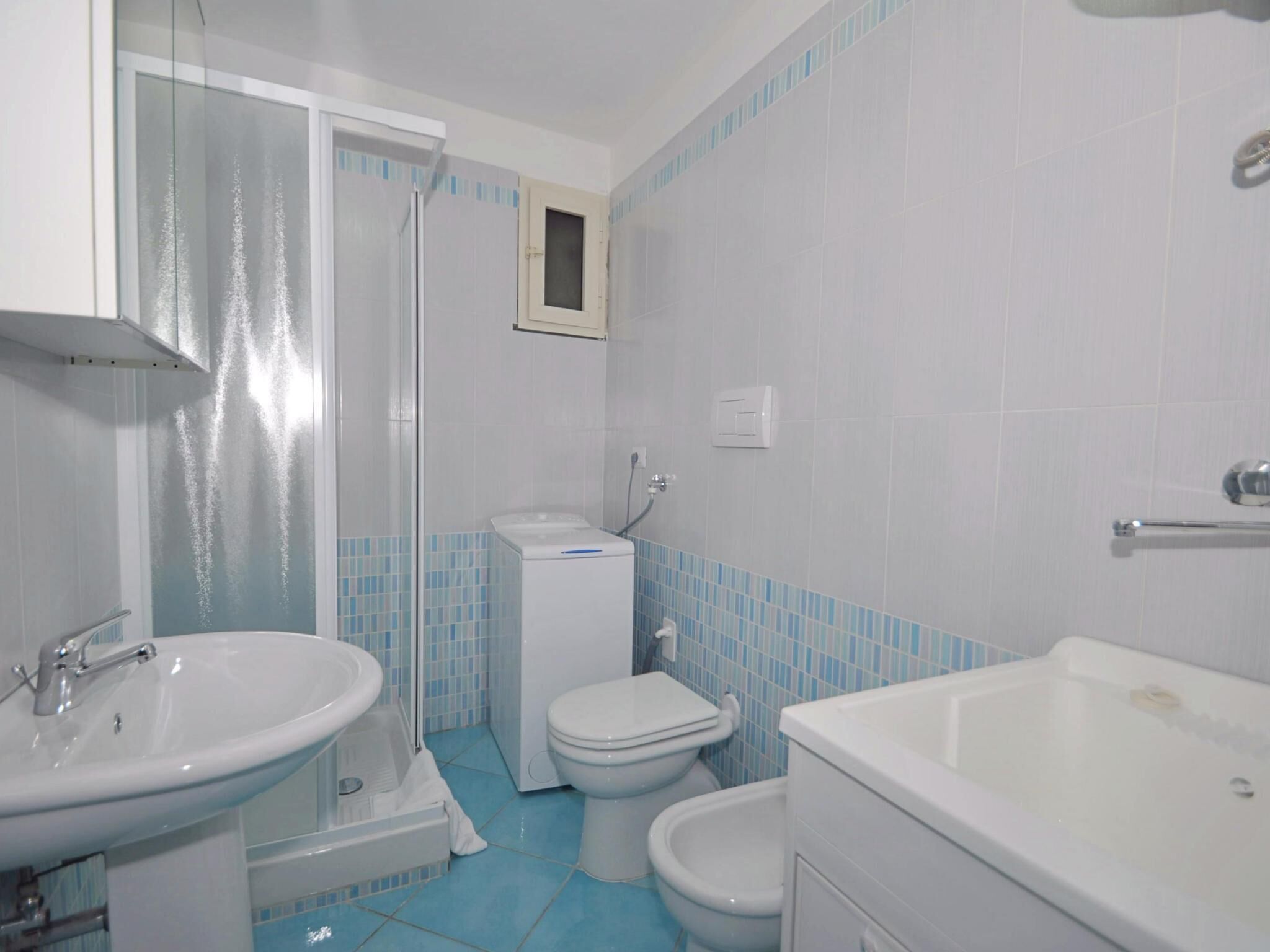 Ein Badezimmer mit Waschbecken, Toilette, Bidet und Badewanne.