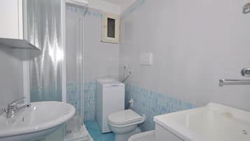 Ein Badezimmer mit Waschbecken, Toilette, Bidet und Badewanne.