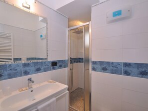 Articles de toilette gratuits, sèche-cheveux, peignoirs