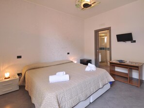 1 غرفة نوم وإنترنت مجاني وملاءات أسرّة