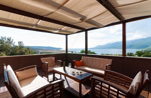 Villa Valek mit Swimmingpool und atemberaubendem Merblick