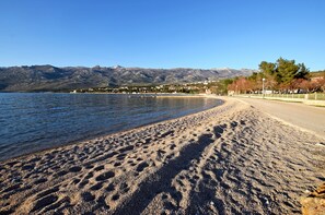 靠近海滩、沙滩椅