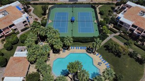 Sports court - 1/2 Upstairs Condo with Mountain Views and Walking Distance to Downtown Palm Spr (Palm Springs)