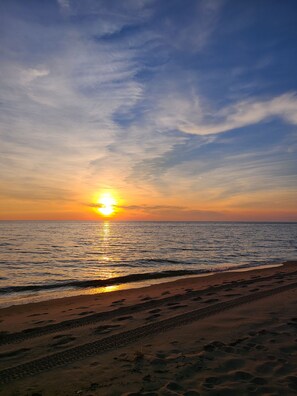 On the beach, sun-loungers, beach towels - Your private beach! RARE 6Nights available Jun27-Jul3, 20% discount promo! (West Olive)