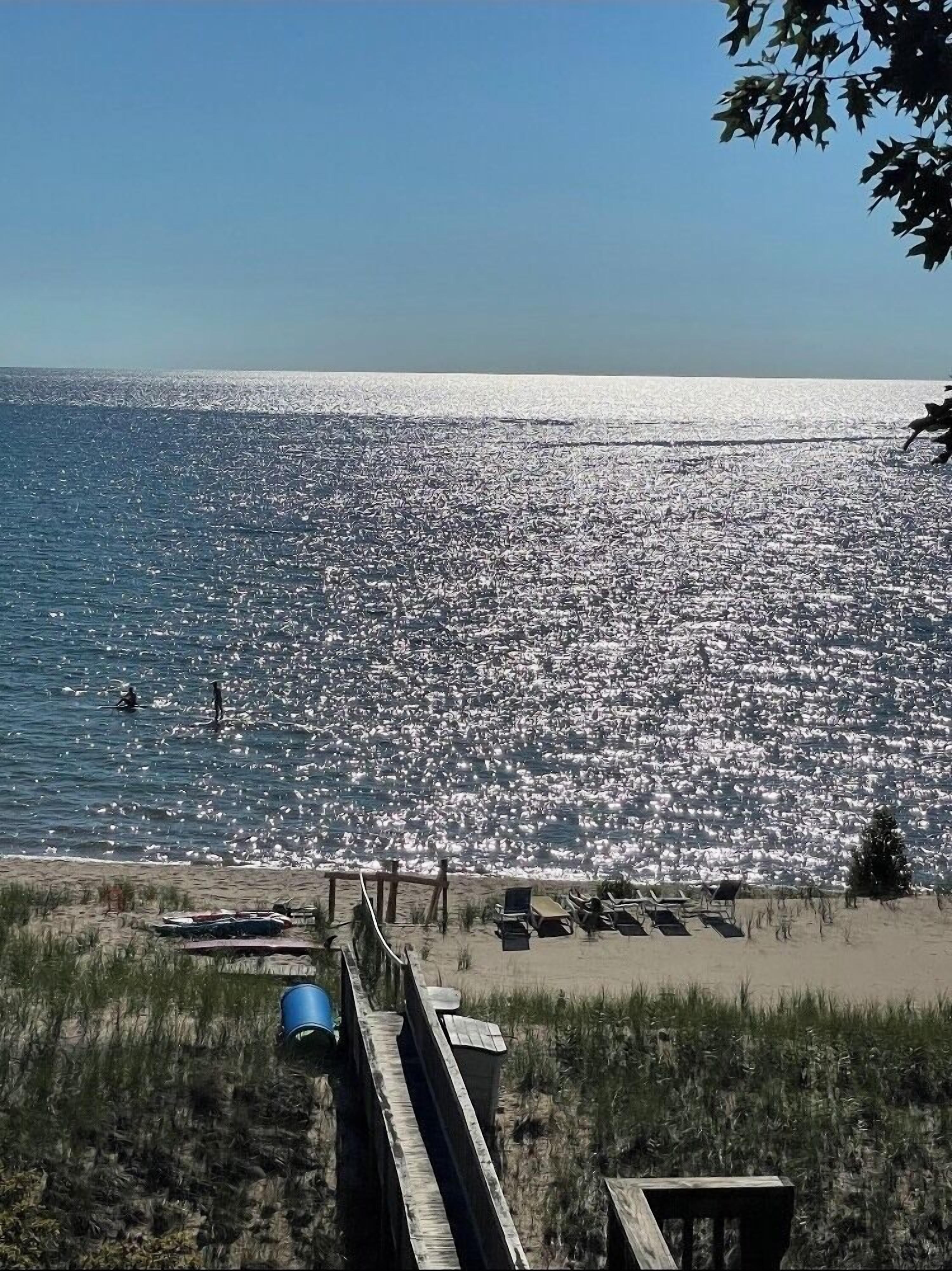 En la playa, camastros y toallas de playa 