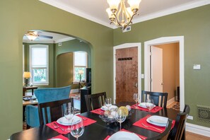 Dining - Roscoe Village- Only steps to cute shops & dining! Sleeps 4-6 (Chicago)