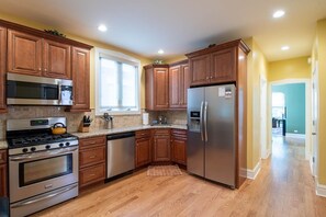 Refrigerador, microondas, horno y parrilla de estufa 