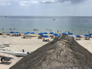 Aan het strand, ligstoelen aan het strand, strandlakens