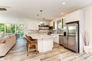 Fridge, stovetop, dishwasher