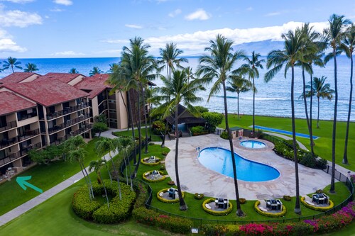 NO RESORT or PARKING FEES. Beautiful ocean front, ground level condo with A/C.