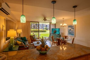 Una televisión, un reproductor de DVD, libros