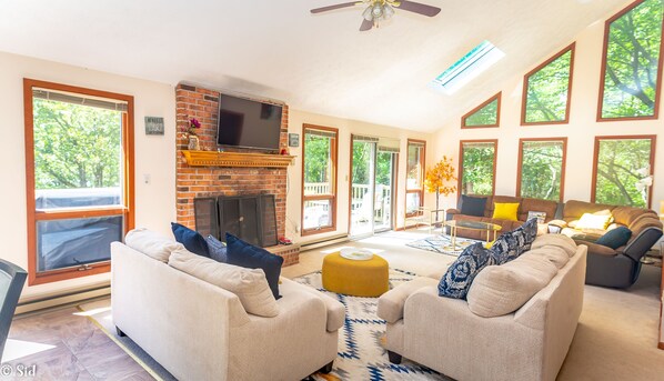 تلفزيون ذكي، مدفأة، كرة قدم الطاولة، كُتُب