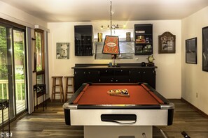 Game room - Lakefront- Hot Tub/Foosball table/Pool table/Kayak (Long Pond)