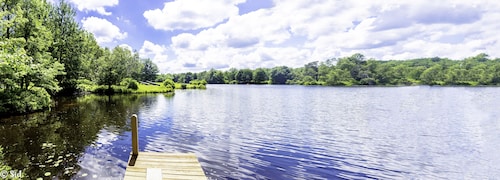 Lakefront- Hot Tub/Foosball table/Pool table/Kayak
