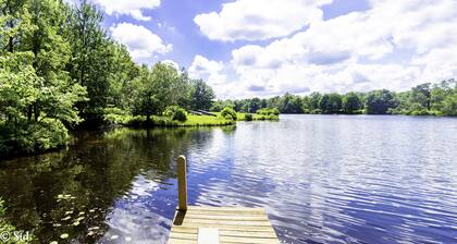 Lakefront- Hot Tub/Foosball table/Pool table/Kayak