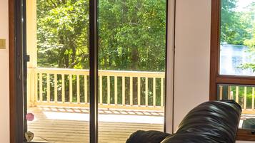 Smart TV, chimenea, futbolito y libros