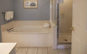 Sèche-cheveux, serviettes fournies, savon, shampoing