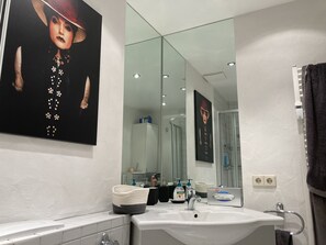 Shower, hair dryer, towels, soap - Ferienwohnung - Altstadtnah in Staufen (Staufen im Breisgau)