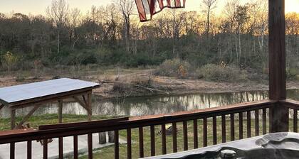 Privately Located Creekside Honeymoon Couples fully equipped Cabin w jacuzzi