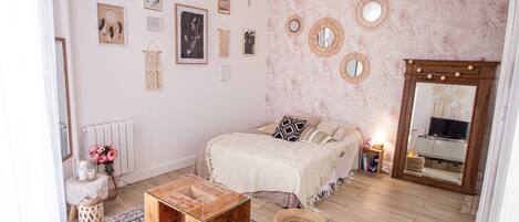 1 slaapkamer, een strijkplank/strijkijzer, wifi, beddengoed