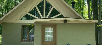 Harbor Springs 2 Bedroom Cottage Close to Boyne Highlands & Nubs Nob