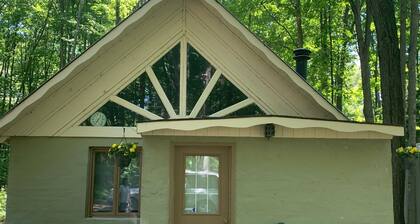 Harbor Springs 2 Bedroom Cottage Close to Boyne Highlands & Nubs Nob