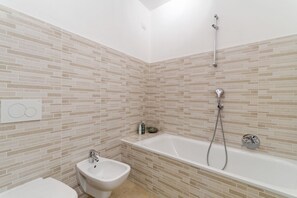 Baignoire, séchoir à cheveux, bidet, serviettes fournies