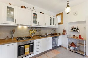 Frigorifero, forno, piano cottura, lavastoviglie