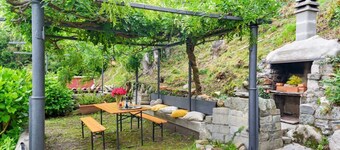 GuestHost - Charming and bright flat for 5 people in Cernobbio, in the hamlet of Rovenna, on the way up to mount Bisbino.The apartment, furnished with vintage and modern furniture, comes with private parking and enjoyable outdoor spaces, like the pergola