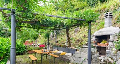 GuestHost - Charming and bright flat for 5 people in Cernobbio, in the hamlet of Rovenna, on the way up to mount Bisbino.The apartment, furnished with vintage and modern furniture, comes with private parking and enjoyable outdoor spaces, like the pergola