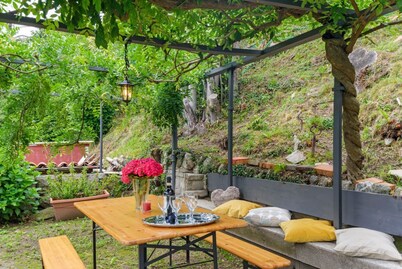 GuestHost - Charming and bright flat for 5 people in Cernobbio, in the hamlet of Rovenna, on the way up to mount Bisbino.The apartment, furnished with vintage and modern furniture, comes with private parking and enjoyable outdoor spaces, like the pergola