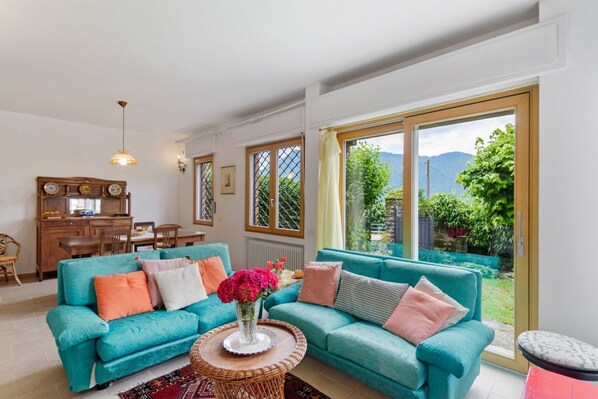 Living area - Charming and bright flat for 5 people in Cernobbio, in the hamlet of Rovenna, on the way up to mount Bisbino.The apartment, furnished with vintage and modern furniture, comes with private parking and enjoyable outdoor spaces, like the pergola in the gard (Cernobbio)