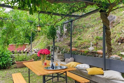 GuestHost - Charming and bright flat for 5 people in Cernobbio, in the hamlet of Rovenna, on the way up to mount Bisbino.The apartment, furnished with vintage and modern furniture, comes with private parking and enjoyable outdoor spaces, like the pergola