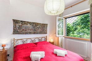 3 bedrooms, iron/ironing board, WiFi, bed sheets - GuestHost - Charming and bright flat for 5 people in Cernobbio, in the hamlet of Rovenna, on the way up to mount Bisbino.The apartment, furnished with vintage and modern furniture, comes with private parking and enjoyable outdoor spaces, like the pergola (Cernobbio)