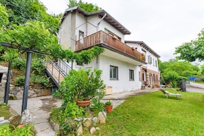 Exterior - GuestHost - Charming and bright flat for 5 people in Cernobbio, in the hamlet of Rovenna, on the way up to mount Bisbino.The apartment, furnished with vintage and modern furniture, comes with private parking and enjoyable outdoor spaces, like the pergola (Cernobbio)