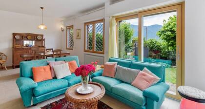 GuestHost - Charming and bright flat for 5 people in Cernobbio, in the hamlet of Rovenna, on the way up to mount Bisbino.The apartment, furnished with vintage and modern furniture, comes with private parking and enjoyable outdoor spaces, like the pergola