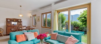 GuestHost - Charming and bright flat for 5 people in Cernobbio, in the hamlet of Rovenna, on the way up to mount Bisbino.The apartment, furnished with vintage and modern furniture, comes with private parking and enjoyable outdoor spaces, like the pergola