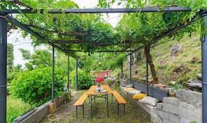 Outdoor dining - GuestHost - Charming and bright flat for 5 people in Cernobbio, in the hamlet of Rovenna, on the way up to mount Bisbino.The apartment, furnished with vintage and modern furniture, comes with private parking and enjoyable outdoor spaces, like the pergola (Cernobbio)