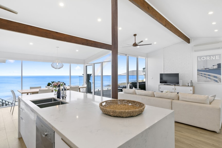 The Lorne House - Perfectly Positioned Just Meters From The Sand. - Lorne
