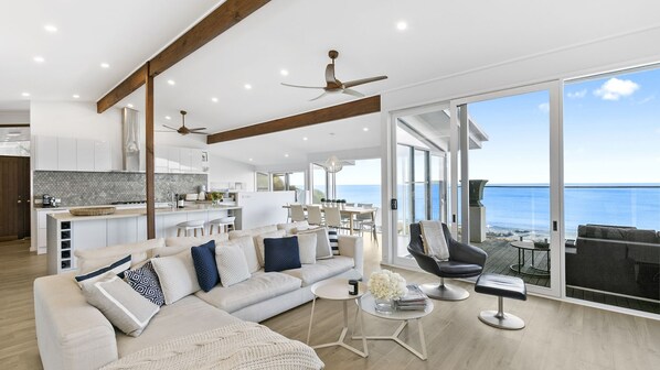 TV - The Lorne House - Perfectly positioned just meters from the sand. (Lorne)
