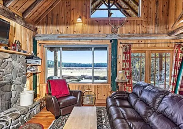 Fernseher, Kamin, DVD-Player, Bücher