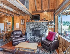 Fernseher, Kamin, DVD-Player, Bücher