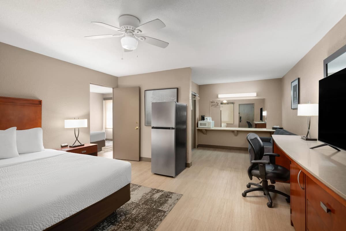 Suite, 1 chambre, non-fumeurs | Bureau, Wi-Fi gratuit, draps fournis