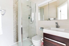 Baignoire, sèche-cheveux, serviettes fournies