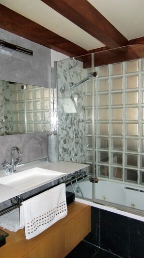 Duschwanne, Whirlpool, Bidet, Handtücher