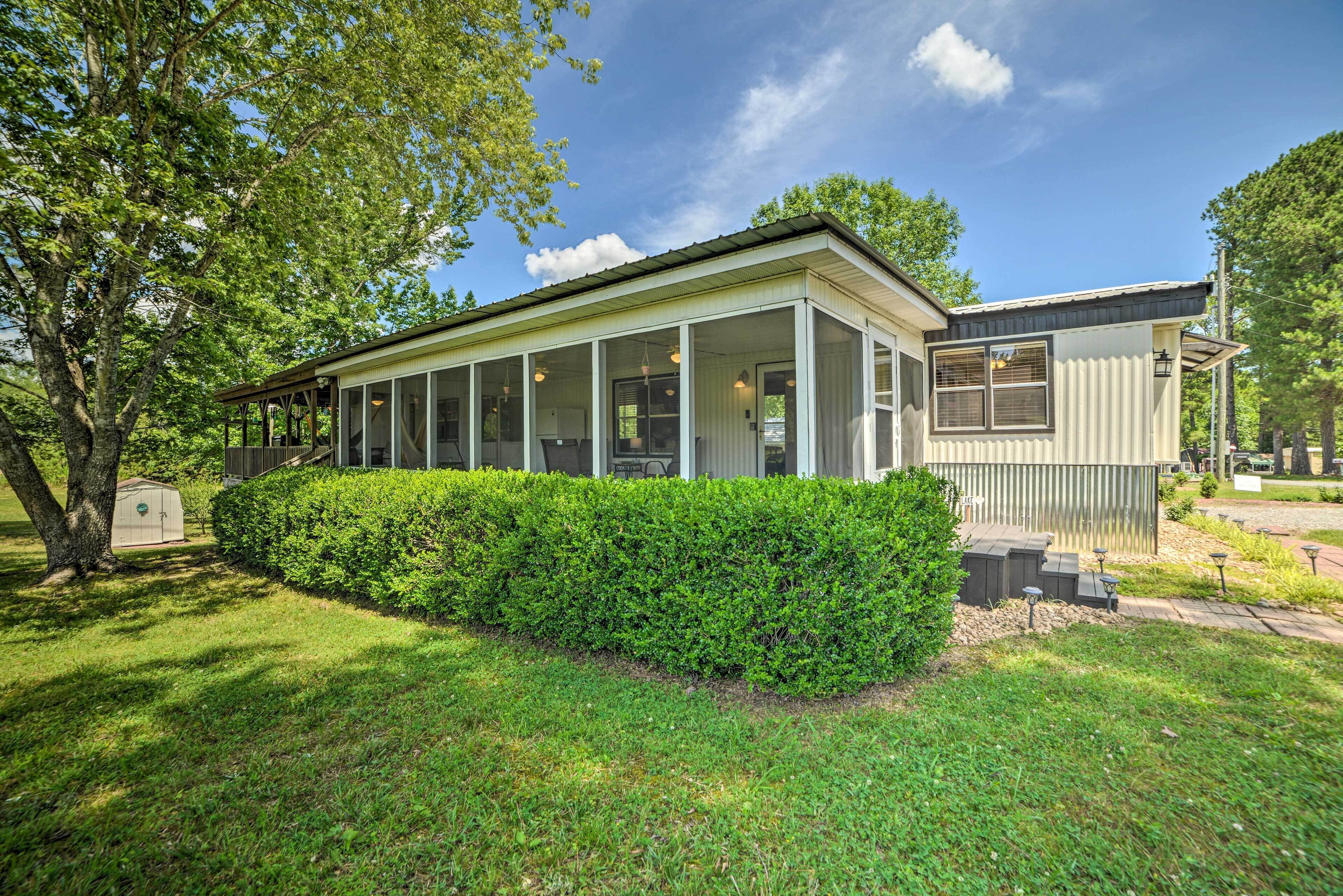 Murray Getaway w/ Deck: Near Fishing & Boating!