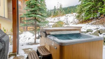 Townhome, 4 Bedrooms | Outdoor spa tub